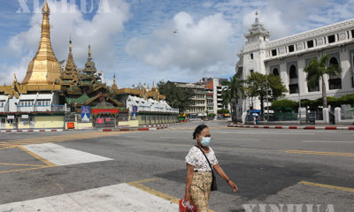 ရန်ကုန်မြို့၌ နှာခေါင်းစည်း တပ်ဆင်သွားလာနေသူ တစ်ဦးအား တွေ့ရစဉ်(ဆင်ဟွာ)