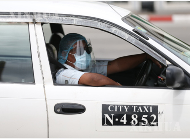 ရန်ကုန်မြို့တွင် နှာခေါင်းစည်း အကာအကွယ်များဖြင့် အငှားယာဥ်မောင်းတစ်ဦးအား တွေ့ရစဉ်(ဆင်ဟွာ)