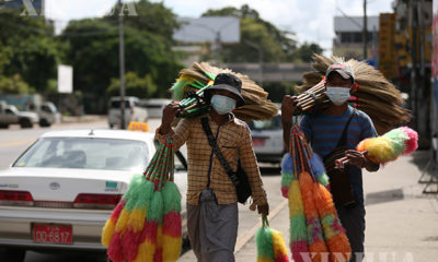 ရန်ကုန်မြို့၌ နှာခေါင်းစည်း တပ်ဆင်၍ ဈေးရောင်းချနေသူများအား တွေ့ရစဉ်(ဆင်ဟွာ)