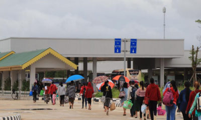 မြဝတီအမှတ် (၂) ချစ်ကြည်ရေးတံတားမှတစ်ဆင့် ပြန်လည်ဝင်ရောက်လာသော မြန်မာရွှေ့ပြောင်းလုပ်သားများအား ဩဂုတ်လအတွင်းက တွေ့ရစဉ်(ဓာတ်ပုံ - MOI)