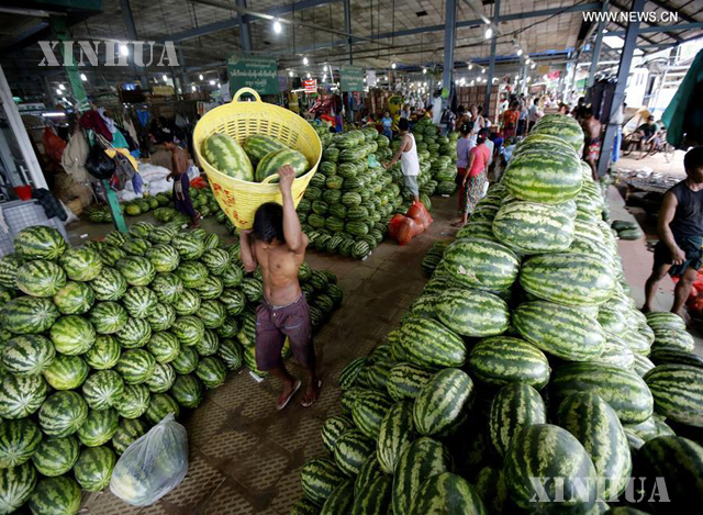 သီရိမင်္ဂလာဈေးရှိ ဖရဲသီးဒိုင်များအားတွေ့ရစဉ် (ဆင်ဟွာ)