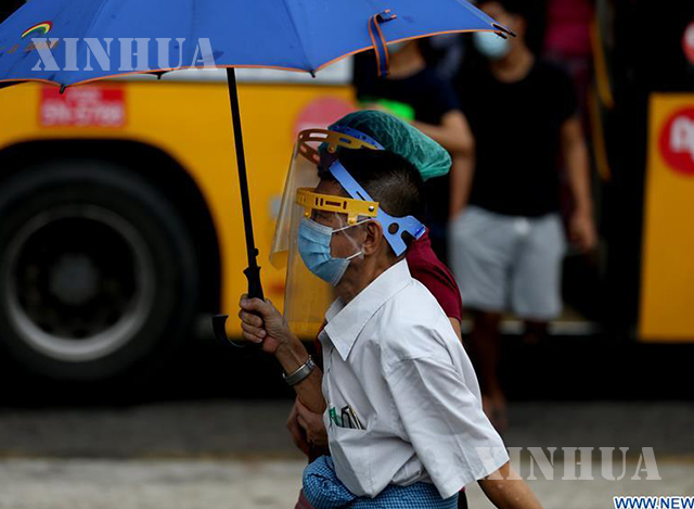 ရန်ကုန်မြို့၌ နှာခေါင်းစည်း ၊ မျက်နှာဖုံး အကာအကွယ်များဖြင့် သွားလာနေသူများအား တွေ့ရစဉ်(ဆင်ဟွာ)