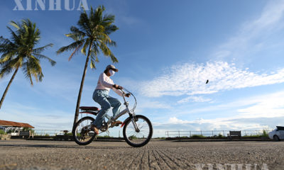 နှာခေါင်းစည်းဖြင့် စက်ဘီးစီးနေသူတစ်ဦးအားတွေ့ရစဉ် (ဆင်ဟွာ)