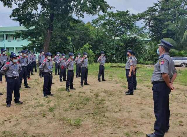 အထူးရဲသင်တန်းများ၌ သင်တန်းသားများကိုသင်တန်းပို့ချနေမှု ကိုတွေ့ရစဉ် (ဓာတ်ပုံ- Yangon Police)