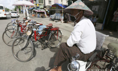 နှာခေါင်းစည်းဖြင့် ဆိုက်ကားဆရာတစ်ဦးအားတွေ့ရစဉ် (ဆင်ဟွာ)