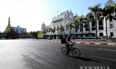 ရန်ကုန်မြို့၌ အစားအသောက် ပို့ဆောင်သူ တစ်ဦး စက်ဘီးဖြင့် သွားလာနေမှုအား တွေ့ရစဉ်(ဆင်ဟွာ)