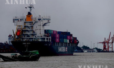 ရန်ကုန်မြစ်အတွင်း သွားလာနေသော ကုန်သေတ္တာတင် သင်္ဘောများအား တွေ့ရစဉ်(ဆင်ဟွာ)