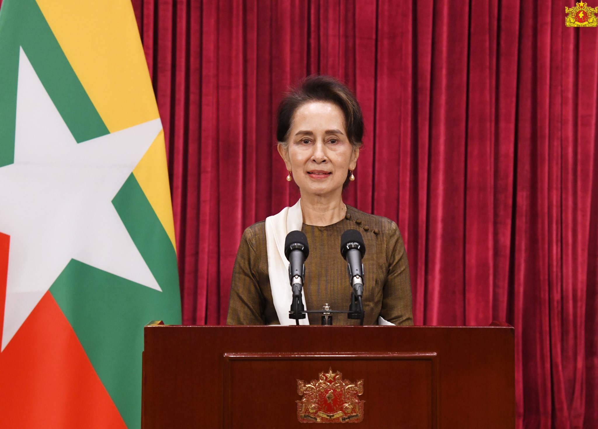 နိုင်ငံတော်၏အတိုင်ပင်ခံပုဂ္ဂိုလ် ဒေါ်အောင်ဆန်းစုကြည်က ပြည်သူများသို့ အစီရင်ခံတင်ပြသည့် မိန့်ခွန်း ပြောကြားစဉ်(ဓာတ်ပုံ - Myanmar State Counsellor Office )