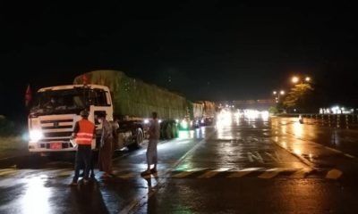 အောက်တိုဘာ ၅ ရက် ညပိုင်းက အမြန်လမ်းမကြီးပေါ်ဖြတ်သန်းလျက်ရှိသည့် ကုန်တင်ယာဉ်များအားတွေ့ရစဉ် (ဓာတ်ပုံ--အမြန်လမ်းမကြီးရဲတပ်ဖွဲ့မှူးရုံး)