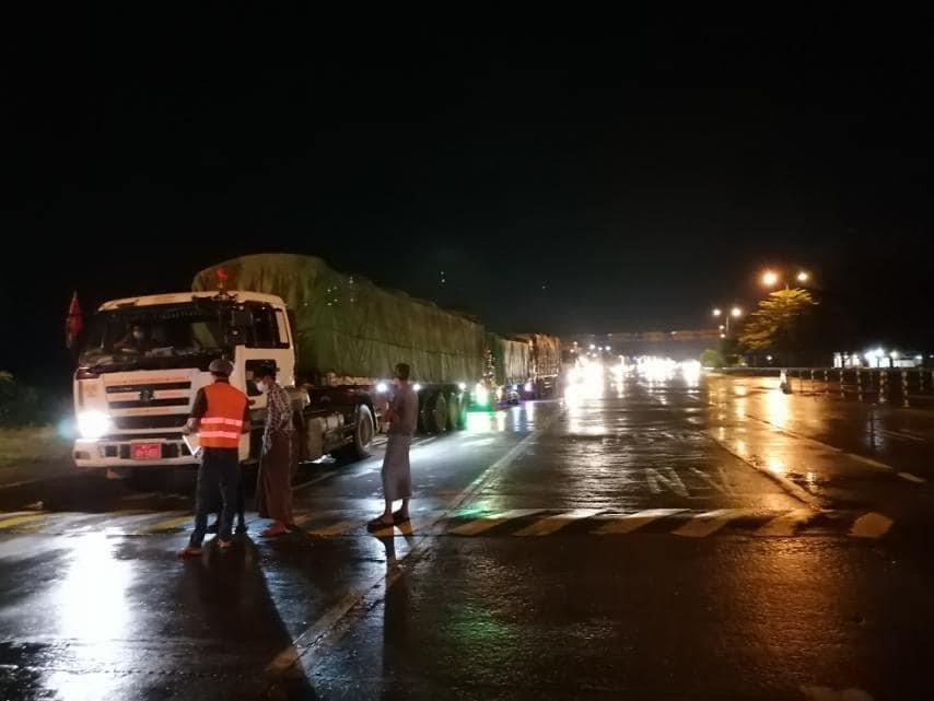 အောက်တိုဘာ ၅ ရက် ညပိုင်းက အမြန်လမ်းမကြီးပေါ်ဖြတ်သန်းလျက်ရှိသည့် ကုန်တင်ယာဉ်များအားတွေ့ရစဉ် (ဓာတ်ပုံ--အမြန်လမ်းမကြီးရဲတပ်ဖွဲ့မှူးရုံး)