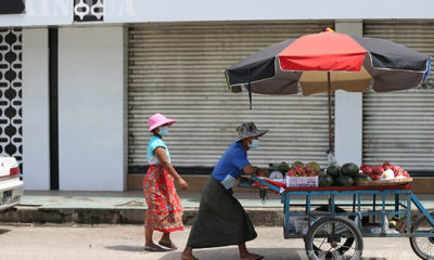ရန်ကုန်မြို့တွင် နှာခေါင်းစည်း တပ်ဆင်၍ ဈေးရောင်းချသူများအား တွေ့ရစဉ်(ဆင်ဟွာ)