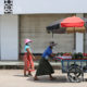 ရန်ကုန်မြို့တွင် နှာခေါင်းစည်း တပ်ဆင်၍ ဈေးရောင်းချသူများအား တွေ့ရစဉ်(ဆင်ဟွာ)