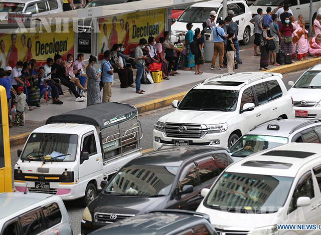ရန်ကုန်မြို့လယ်တွင်မော်တော်ကားများဖြင့်ယာဉ်ကြောပိတ်ဆို့နေမှုတစ်ခုအားတွေ့ရစဉ် (ဆင်ဟွာ)