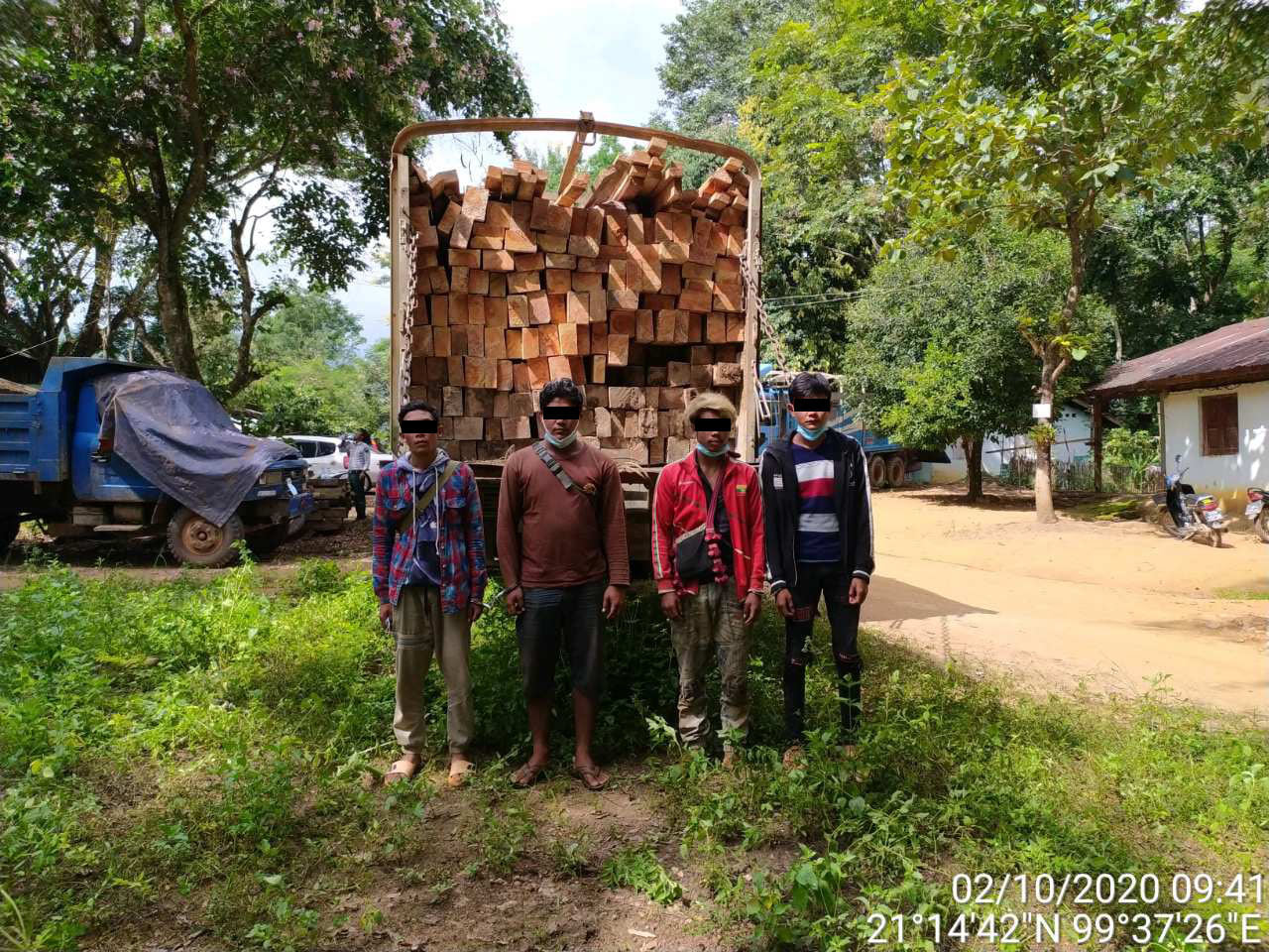 ကျိုင်းတုံမြို့နယ်၊ ကျိုင်းတုံ-မိုင်းဆတ်ကားလမ်းတွင် တရားမဝင်သစ်များ ဖမ်းဆီးရမိမှုအား တွေ့ရစဉ်( ဓာတ်ပုံ - Forest Department )
