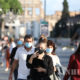 အီတလီ နိုင်ငံ ရောမမြို့ရှိ ပြည်သူများက နှာခေါင်းစည်း တပ်၍ သွားလာလှုပ်ရှားနေစဉ် (ဆင်ဟွာ)