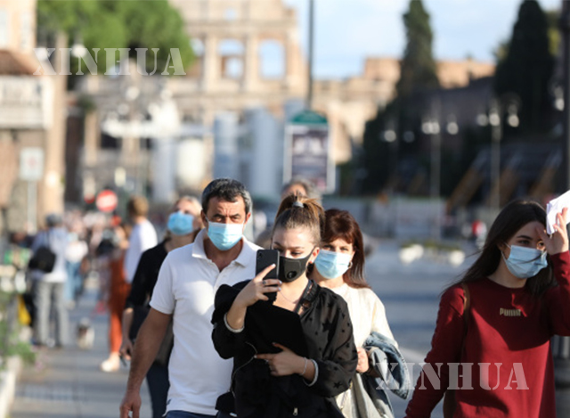 အီတလီ နိုင်ငံ ရောမမြို့ရှိ ပြည်သူများက နှာခေါင်းစည်း တပ်၍ သွားလာလှုပ်ရှားနေစဉ် (ဆင်ဟွာ)