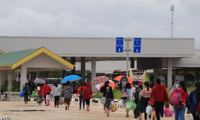 မြဝတီ အမှတ် (၂) ချစ်ကြည်ရေးတံတားမှတစ်ဆင့် ပြန်လည်ဝင်ရောက်လာသော မြန်မာရွှေ့ပြောင်းလုပ်သားများအား ဩဂုတ်လအတွင်းက တွေ့ရစဉ်(ဓာတ်ပုံ - MOI)