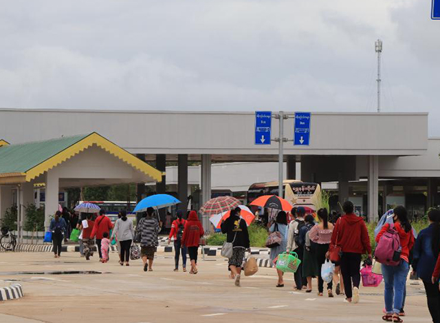 မြဝတီ အမှတ် (၂) ချစ်ကြည်ရေးတံတားမှတစ်ဆင့် ပြန်လည်ဝင်ရောက်လာသော မြန်မာရွှေ့ပြောင်းလုပ်သားများအား ဩဂုတ်လအတွင်းက တွေ့ရစဉ်(ဓာတ်ပုံ - MOI)