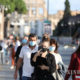 အီတလီနိုင်ငံ ရောမမြို့ရှိ Via dei Fori Imperiali လမ်းမပေါ်တွင် နှာခေါင်းစည်းတပ်ဆင်ကာ သွားလာနေသူများကို တွေ့ရစဉ် (ဆင်ဟွာ)