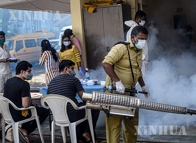 အိန္ဒိယနိုင်ငံ မွမ်ဘိုင်းမြို့ရှိ ကိုဗစ်-၁၉ သီးခြားခွဲထားရောဂါစောင့်ကြည့်ရေး စင်တာတစ်ခုတွင် အမျိုးသားတစ်ဦးအား ဆေးစစ်ပေးရန် ဓါတ်ခွဲနမူနာယူနေသည်ကို စက်တင်ဘာ ၂၈ ရက်က တွေ့ရစဉ်(ဆင်ဟွာ)