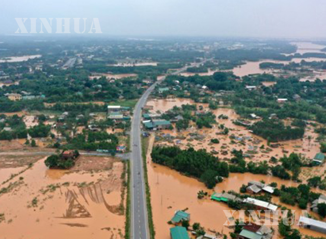 ဗီယက်နမ်နိုင်ငံအလယ်ပိုင်း Quang Tri ဒေသတွင် ရေကြီးမှုဖြစ်ပွားနေသည်ကို အောက်တိုဘာ ၁၃ ရက်ကတွေ့ရစဉ်(ဆင်ဟွာ)