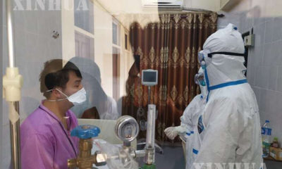 လာအိုနိုင်ငံ ဗီယင်ကျန်းမြို့ရှိ COVID-19 လူနာများကုသရန် သတ်မှတ်ထားသော Mittaphab ဆေးရုံတွင် COVID-19 အတည်ပြုလူနာတစ်ဦးကို တရုတ်နိုင်ငံ ကူးစက်ရောဂါတိုက်ဖျက်ရေးဆေးပညာရှင်အဖွဲ့ဝင်များက တွေ့ဆုံနေစဉ် (ဓာတ်ပုံ- Chinese anti-epidemic medical expert team/Handout via Xinhua)