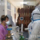 လာအိုနိုင်ငံ ဗီယင်ကျန်းမြို့ရှိ COVID-19 လူနာများကုသရန် သတ်မှတ်ထားသော Mittaphab ဆေးရုံတွင် COVID-19 အတည်ပြုလူနာတစ်ဦးကို တရုတ်နိုင်ငံ ကူးစက်ရောဂါတိုက်ဖျက်ရေးဆေးပညာရှင်အဖွဲ့ဝင်များက တွေ့ဆုံနေစဉ် (ဓာတ်ပုံ- Chinese anti-epidemic medical expert team/Handout via Xinhua)