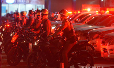 ထိုင်းနိုင်ငံ ဘန်ကောက်မြို့တွင် ဧပြီ ၃ ရက် ညပိုင်းက ရဲတပ်ဖွဲ့ဝင်အချို့ကင်းလှည့်နေသည်ကိုတွေ့ရစဉ်(ဆင်ဟွာ)