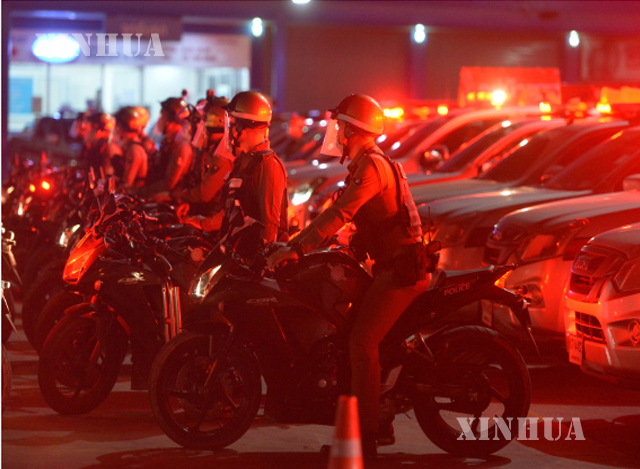 ထိုင်းနိုင်ငံ ဘန်ကောက်မြို့တွင် ဧပြီ ၃ ရက် ညပိုင်းက ရဲတပ်ဖွဲ့ဝင်အချို့ကင်းလှည့်နေသည်ကိုတွေ့ရစဉ်(ဆင်ဟွာ)
