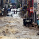 အိန္ဒိယနိုင်ငံ ဟိုက်ဒရာဘတ်မြို့တွင် မိုးသည်းထန်စွာရွာသွန်းပြီးနောက် လမ်းပေါ်တွင် ရေများ ပြည့်လျှံနေသည်ကို တွေ့ရစဉ် (ဓာတ်ပုံ- Str/Xinhua)