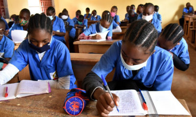 ကင်မရွန်းနိုင်ငံ ယောင်းဒီမြို့ရှိ အထက်တန်းကျောင်းတွင် ကျောင်းတက်ရောက်နေသူများကို တွေ့ရစဉ် (ဓာတ်ပုံ - Jean Pierre Kepseu/Xinhua)
