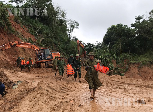 ဗီယက်နမ်နိုင်ငံ အလယ်ပိုင်း Quang Tri ပြည်နယ်တွင် မြေပြိုမှုဖြစ်ပွားနေသည်ကို အောက်တိုဘာ ၁၈ ရက်ကတွေ့ရစဉ်(ဆင်ဟွာ)