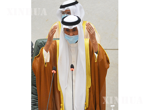 ကူဝိတ်နိုင်ငံ၌ စက်တင်ဘာ ၃၀ ရက်က လွှတ်တော်အစည်းအဝေးမစတင်မီ စော်ဘွားသစ် အဖြစ် Sheikh Nawaf Al-Ahmad Al-Jaber Al-Sabah ကျမ်းသစ္စာ ကျိန်ဆိုနေစဉ် (ဆင်ဟွာ)