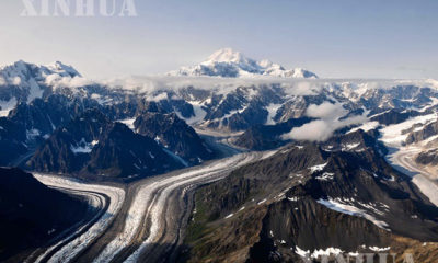 အမေရိကန်နိုင်ငံ အလက်စကာရှိ တောင်တန်းများနှင့်ရေခဲမြစ်များ မြင်ကွင်းကို ၂၀၁၂ ခုနှစ် ဩဂုတ် ၁၁ ရက်က ရိုက်ကူးထားစဉ်(ဆင်ဟွာ)