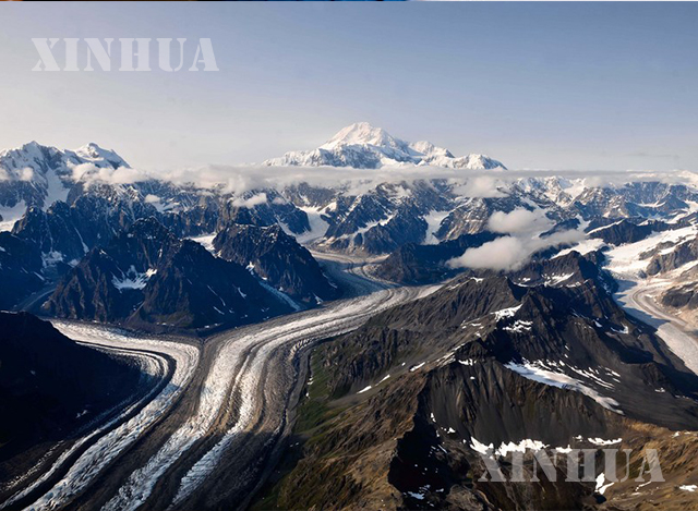 အမေရိကန်နိုင်ငံ အလက်စကာရှိ တောင်တန်းများနှင့်ရေခဲမြစ်များ မြင်ကွင်းကို ၂၀၁၂ ခုနှစ် ဩဂုတ် ၁၁ ရက်က ရိုက်ကူးထားစဉ်(ဆင်ဟွာ)