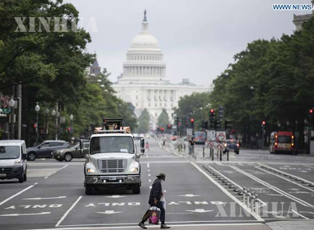 အမေရိကန်နိုင်ငံ ဝါရှင်တန်ဒီစီမြို့ရှိ Capitol အဆောက်အဦအနီးတွင် အမျိုးသားတစ်ဦးလမ်းလျှောက်သွားနေသည်ကို တွေ့ရစဉ် (ဆင်ဟွာ)