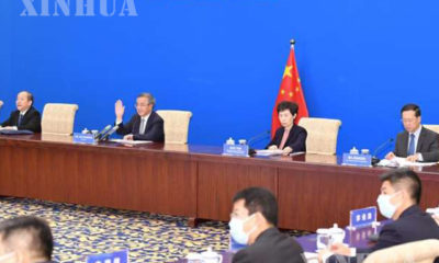 တရုတ်နိုင်ငံပေကျင်းမြို့တော်တွင် ဗီဒီယိုလင့်ခ်မှတစ်ဆင့် အမေရိကန်နိုင်ငံစီးပွားရေးကိုယ်စားလှယ်အဖွဲ့နှင့် တွေ့ဆုံနေသည့်တရုတ်နိုင်ငံဒုတိယဝန်ကြီးချုပ် Hu Chunhuaအားတွေ့ရစဉ် (ဆင်ဟွာ)