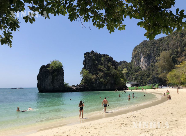 ထိုင်းနိုင်ငံ နာမည်ကျော် ကရာဘိကျွန်းတွင် ကမ္ဘာလှည့်ခရီးသွားဧည့်သည်များကို တွေ့ရစဉ် (ဆင်ဟွာ)
