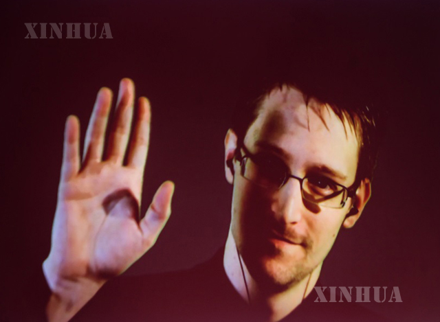 ဂျာမနီနိုင်ငံ ဟန်နိုဗာမြို့တွင် ၂၀၁၅ ခုနှစ် မတ် ၁၈ ရက်က CeBIT 2015 အွန်လိုင်းတွေ့ဆုံမေးမြန်းမှုအတွင်း Edward Snowden ကို တီဗီဖန်သားပြင်မှတစ်ဆင့် မြင်တွေ့ရစဉ် (ဆင်ဟွာ)