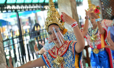 ထိုင်းနိုင်ငံ ဘန်ကောက်မြို့ရှိ လေးမျက်နှာဘုရား (Erawan Shrine) တွင် မျက်နှာအကာတပ်ဆင်ကာ ဖျော်ဖြေနေသည့် ကချေသည်များကို တွေ့ရစဉ် (ဆင်ဟွာ)