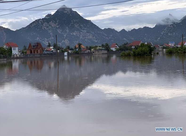 ဗီယက်နမ်နိုင်ငံ အလယ်ပိုင်း Ninh Thuan ပြည်နယ်တွင် မိုးသည်းထန်စွာရွာသွန်းမှုကြောင့် ကျေးရွာတစ်ရွာ ရေနစ်မြုပ်နေသည်ကို တွေ့ရစဉ် (ဓာတ်ပုံ- VNA via Xinhua)