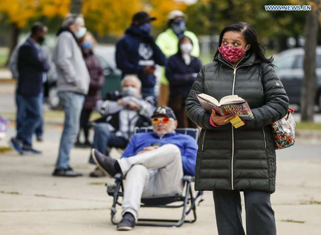 အမေရိကန်နိုင်ငံ အီလီနွိုက်ပြည်နယ် ချီကာဂိုမြို့ရှိ Warren ပန်းခြံရှိ မဲရုံအပြင်ဘက်တွင် ကြိုတင်မဲပေးရန် စောင့်ဆိုင်းနေသူများကို တွေ့ရစဉ် (ဓာတ်ပုံ - Joel Lerner/Xinhua)