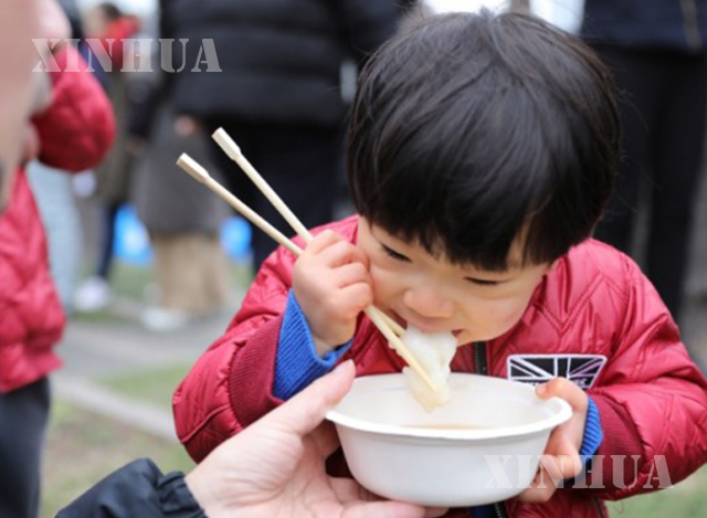 ဂျပန်နိုင်ငံ တိုကျိုမြို့တွင် မုန့်စားနေသည့် ကလေးငယ်တစ်ဦးအား ၂၀၁၉ ခုနှစ် ဇန်နဝါရီ ၁၂ ရက်က တွေ့ရစဉ်(ဆင်ဟွာ)