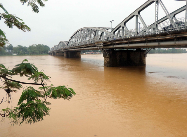 ဗီယက်နမ်နိုင်ငံအလယ်ပိုင်း Thua Thien-Hue ပြည်နယ်တွင် မိုးသည်းထန်စွာရွာသွန်းပြီးနောက် ရေကြီးရေလျှံမှုဖြစ်ပွားခဲ့ပြီး ရေဖုံးလွှမ်းသည့်နေရာကို အောက်တိုဘာ ၂၀ ရက်က တွေ့ရစဉ် (ဓာတ်ပုံ- VNA via Xinhua)
