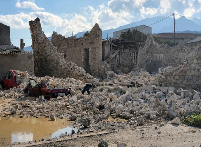 ဂရိနိုင်ငံ Samos ကျွန်းတွင် ငလျင်လှုပ်ခတ်ပြီးနောက် နေအိမ်များ ပျက်စီးနေသည်ကို အောက်တိုဘာ ၃၀ ရက်က တွေ့ရစဉ် (ဓာတ်ပုံ- Nikos Hadjiiakovou/Xinhua)