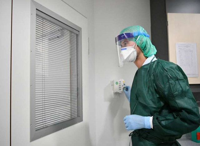 ဂျာမနီနိုင်ငံ Essen မြို့ရှိ တက္ကသိုလ်ဆေးရုံတစ်ခုတွင် အကာအကွယ်ဝတ်စုံ ဝတ်ဆင်ထားသော ဆရာဝန်တစ်ဦးကို တွေ့ရစဉ် (ဓာတ်ပုံ- Ulrich Hufnagel/Xinhua)