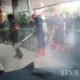 အင်ဒိုနီးရှားနိုင်ငံ ဂျကာတာမြို့ရှိ ဈေးဝယ်စင်တာတစ်ခုတွင် ပိုးသတ်ဆေးဖျန်းနေသည်ကို ဩဂုတ် ၂၂ ရက်ကတွေ့ရစဉ်(ဆင်ဟွာ)