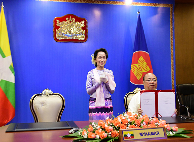 ဒေသတွင်းဘက်စုံစီးပွားရေးပူးပေါင်းဆောင်ရွက်မှု သဘောတူစာချုပ်ကို မြန်မာနိုင်ငံက ပါဝင်လက်မှတ်ရေးထိုးမှုအား တွေ့မြင်ရစဉ်(ဓာတ်ပုံ - Myanmar State Counsellor Office )