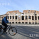 အီတလီနိုင်ငံရောမမြို့တွင် နှာခေါင်းစည်းတပ်ဆင်၍ စက်ဘီးစီးနင်း နေသူတစ်ဦးအား မတ် ၂၂ ရက်က တွေ့ရစဉ်(ဆင်ဟွာ)