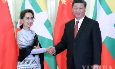 တရုတ်နိုင်ငံ သမ္မတ ရှီကျင့်ဖိန်နှင့် မြန်မာနိုင်ငံ နိုင်ငံတော်၏ အတိုင်ပင်ခံပုဂ္ဂိုလ် ဒေါ်အောင်ဆန်းစုကြည်တို့ ၂၀၁၉ခုနှစ် ဧပြီ ၂၄ ရက်က ပေကျင်းမြို့ ပြည်သူ့ခန်းမဆောင်ကြီးတွင် တွေ့ဆုံစဉ် (Xinhua/Wang Ye)